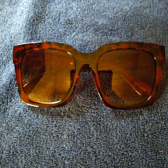 Nwot- Beautiful stylish wide lense sunglasses - Picture 1 of 2